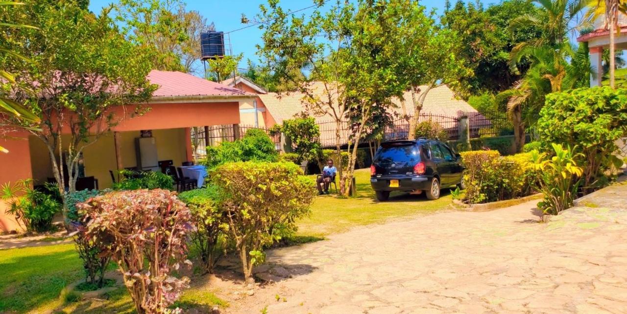 La Feve Beach Bed And Breakfast Entebbe Ентебе Екстериор снимка