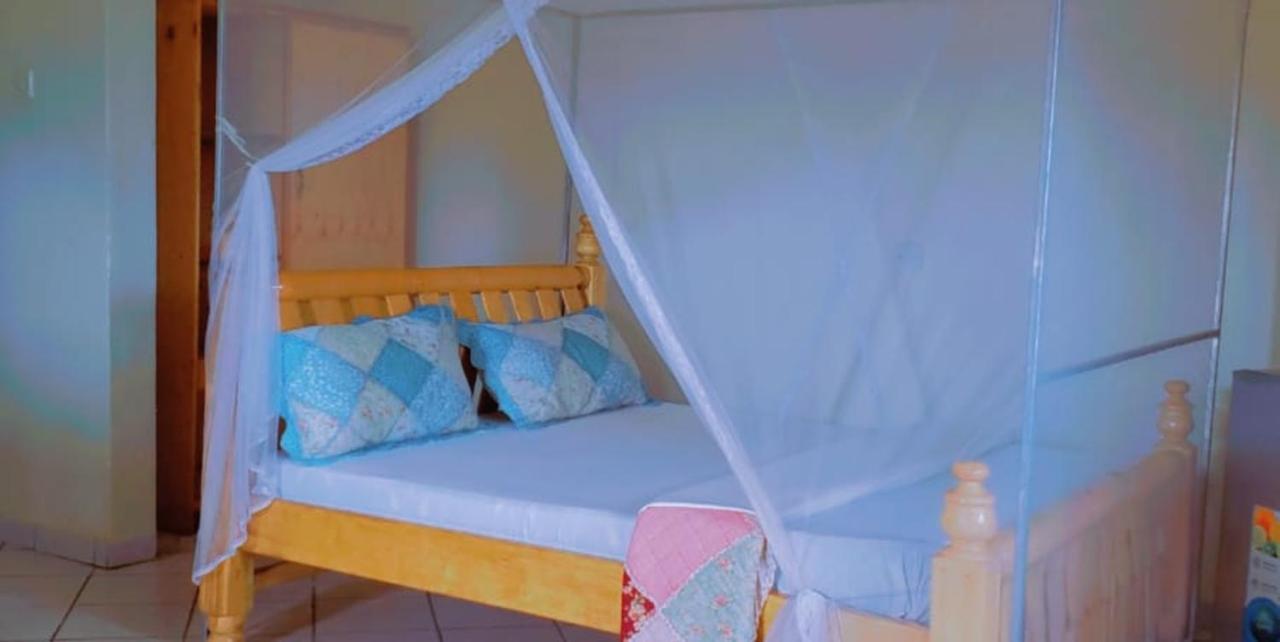 La Feve Beach Bed And Breakfast Entebbe Ентебе Екстериор снимка