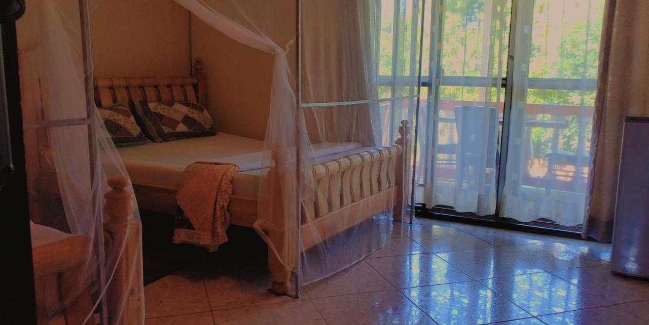 La Feve Beach Bed And Breakfast Entebbe Ентебе Екстериор снимка
