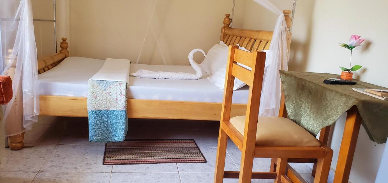 La Feve Beach Bed And Breakfast Entebbe Ентебе Екстериор снимка