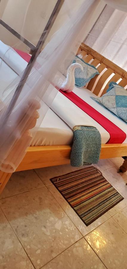 La Feve Beach Bed And Breakfast Entebbe Ентебе Екстериор снимка