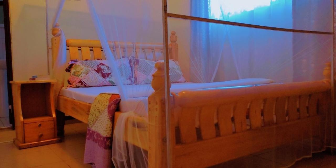 La Feve Beach Bed And Breakfast Entebbe Ентебе Екстериор снимка