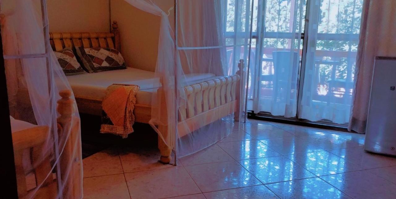 La Feve Beach Bed And Breakfast Entebbe Ентебе Екстериор снимка